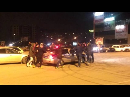 В Ростове водители станцевали хоровод вокруг полицейской машины в Магадане « автомагадан
