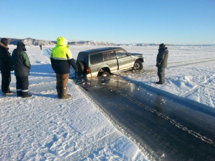Несколько автомобилей провалились в трещину на льду бухты Гертнера в Магадане в Магадане « автомагадан