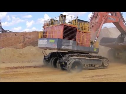 Оригинальный способ перевозки гусеничного экскаватора в Магадане &laquo; автомагадан